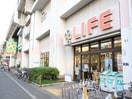 ライフ北赤羽店(スーパー)まで430m 7ｽﾄｰﾘｰ・ｱｶﾊﾞﾈ