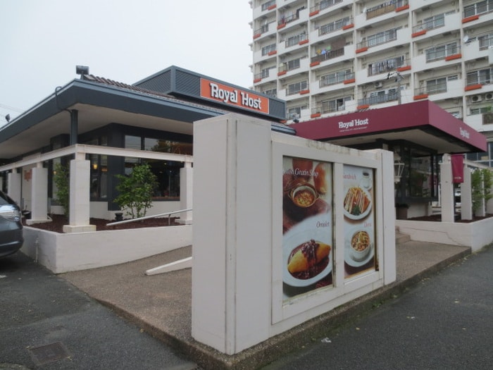ロイヤルホスト上大岡店(その他飲食（ファミレスなど）)まで697m フロ－レス弘明寺