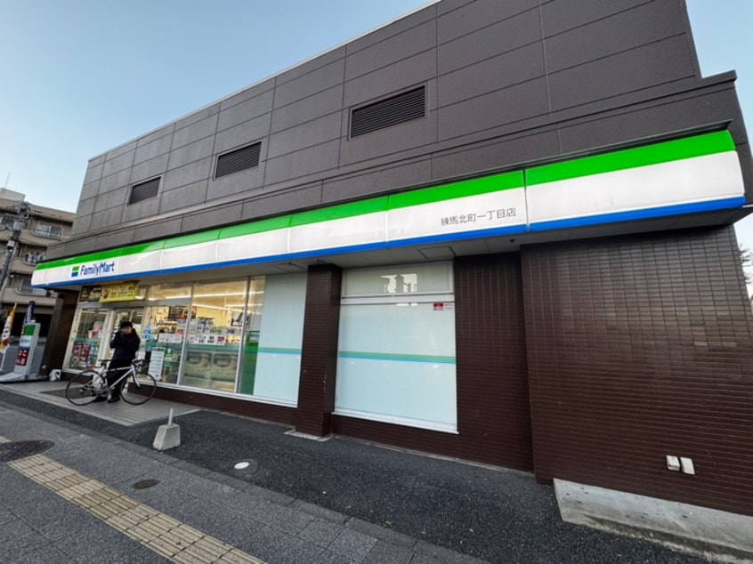 ファミリーマート 練馬北町一丁目店(コンビニ)まで241m アーバンコート