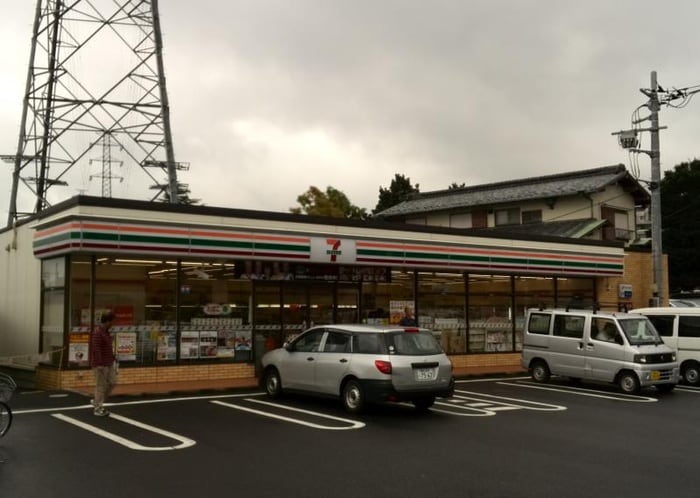 セブンイレブン(コンビニ)まで182m ファーストプラザ