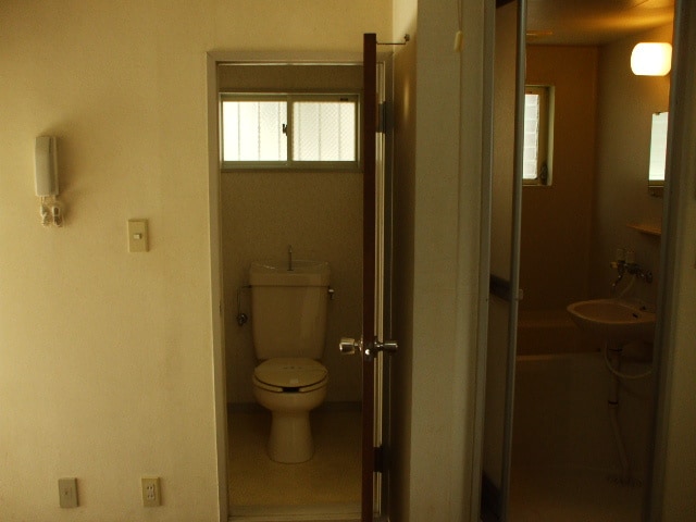 トイレ ホワイトウッドＣ