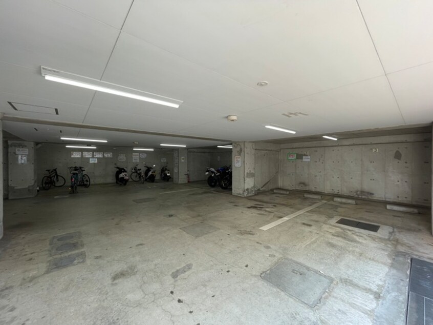 駐車場 エ－リフロ－レンスＢ