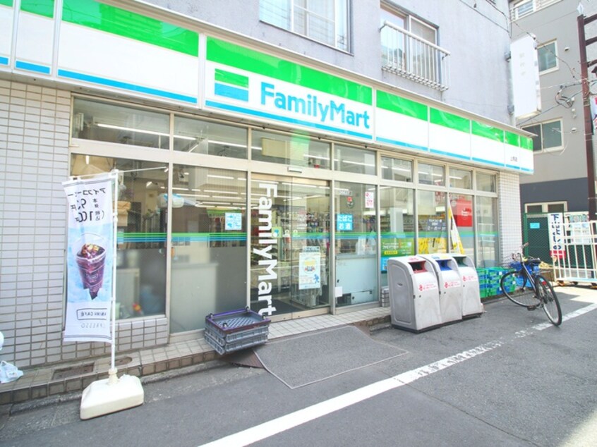 ファミリーマート上馬店(コンビニ)まで150m HALHAUS sangen-jaya