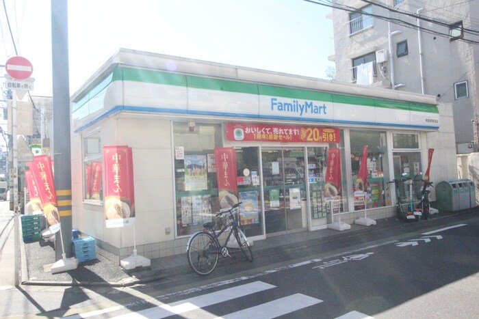 ファミリーマート 学芸大学駅南店(コンビニ)まで481m パ－クサイド碑文谷