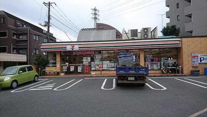 セブンイレブン(電気量販店/ホームセンター)まで195m アーバンパレス６号館