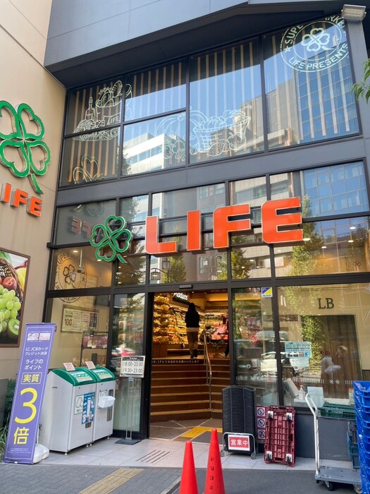 ライフ　本郷三丁目駅前店(スーパー)まで306m 仮）カーサ本郷三丁目