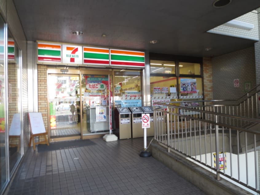 セブンイレブン横浜鴨居駅前店(コンビニ)まで210m アソシエ横浜