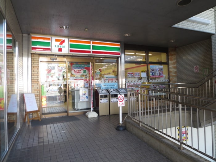 セブンイレブン横浜鴨居駅前店(コンビニ)まで210m アソシエ横浜