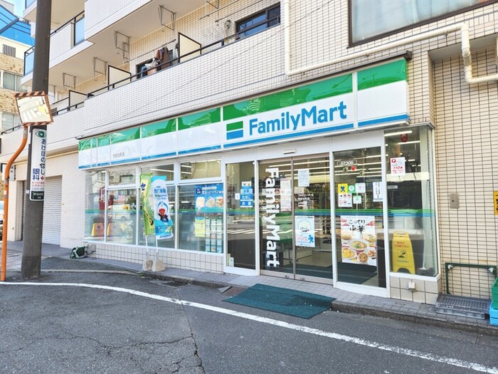 ファミリーマート市谷台町店(コンビニ)まで180m w/FLUFFY Ichigaya Daimachi