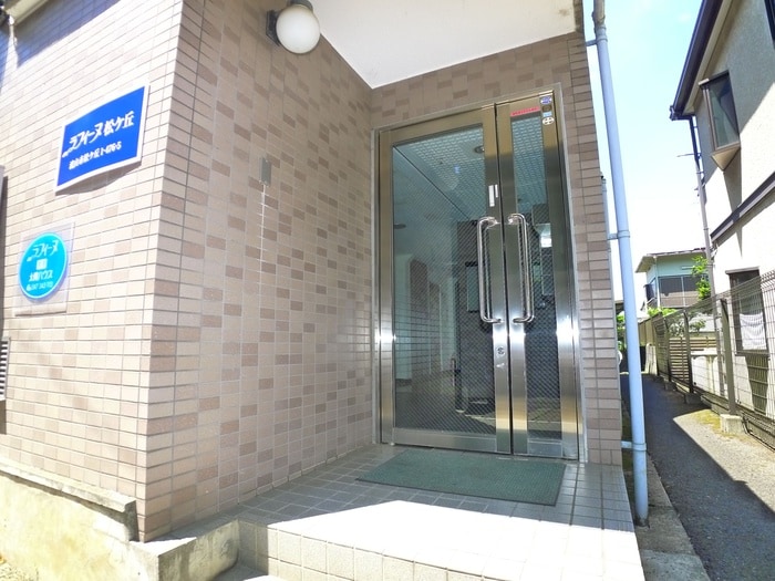 エントランス部分 ラフィ－ヌ松ヶ丘