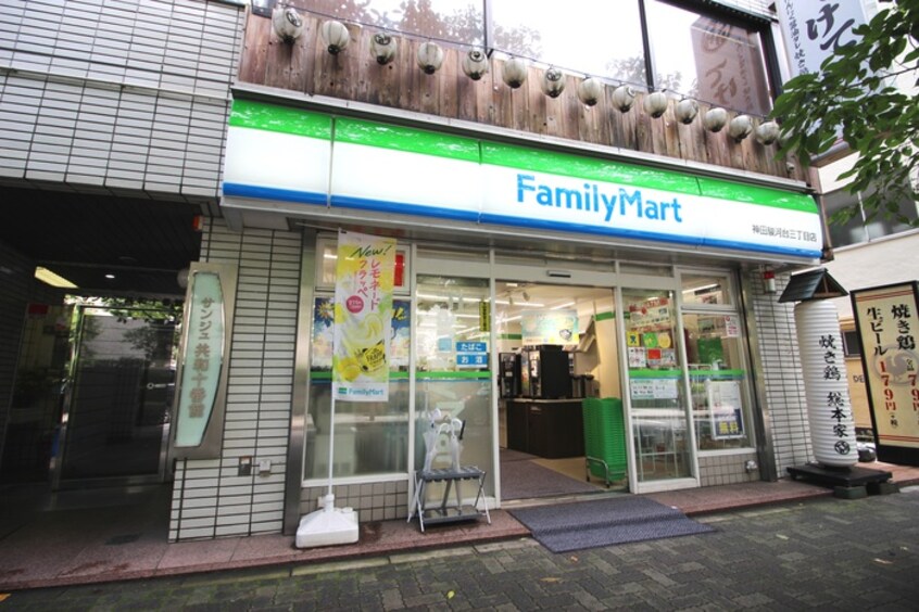 ファミリーマート神田駿河台三丁目店(コンビニ)まで94m ﾋｭｰﾘｯｸﾚｼﾞﾃﾞﾝｽ新御茶ノ水