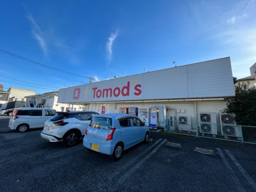トモズ　所沢中新井店(ドラッグストア)まで400m 凛ハイツ