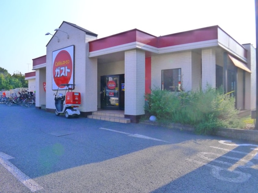 ガスト(その他飲食（ファミレスなど）)まで880m 東国分マンション（201）