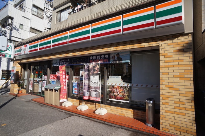 セブンイレブン(コンビニ)まで893m フラット　ワン