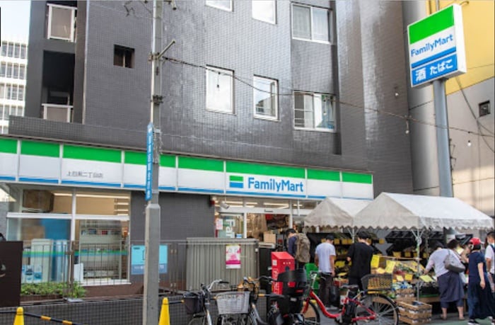 ファミリーマート上目黒2丁目店(コンビニ)まで144m ホークパレス中目黒