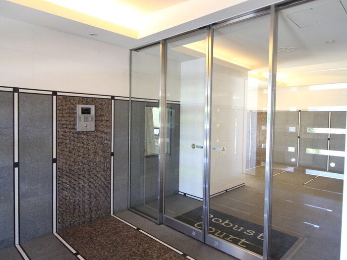 エントランス部分 Ｒｏｂｕｓｔ　Ｃｏｕｒｔ