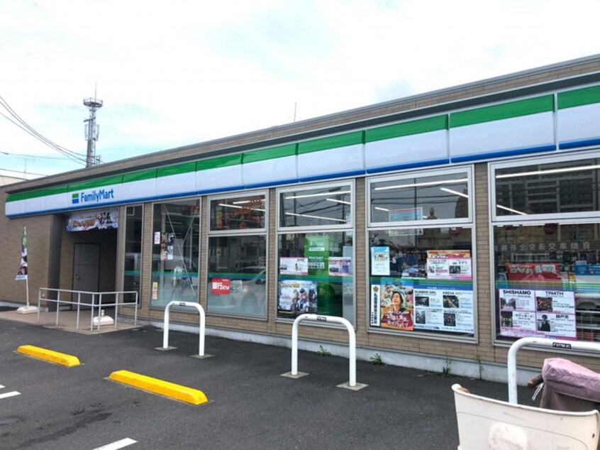 ファミリーマート川崎東門前店(コンビニ)まで176m 山野井荘