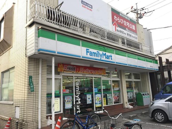 ファミリーマート(コンビニ)まで92m シャトレ－３