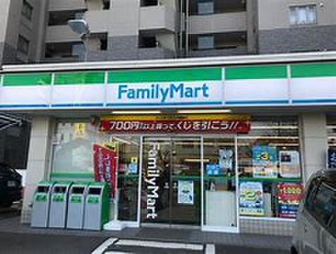 ファミリーマートスリーウェル新横浜店(コンビニ)まで211m ｼﾞｪﾉｳﾞｨｱ新横浜ｽｶｲｶﾞｰﾃﾞﾝ(404)