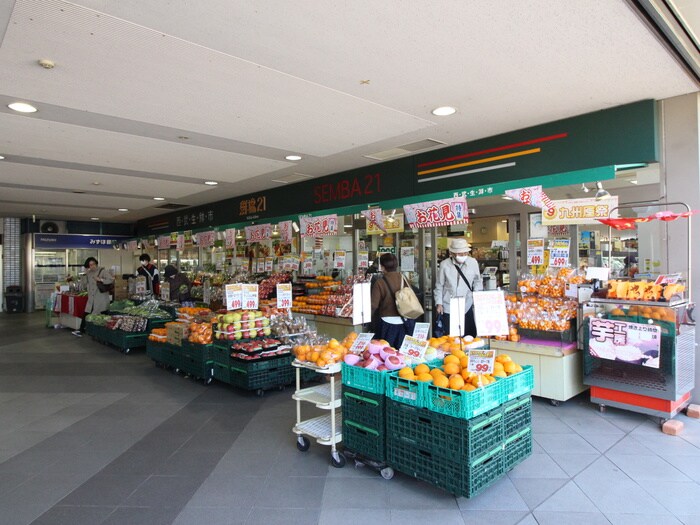 鮮場(スーパー)まで500m ＤＥＬＰＨＩＣＡ