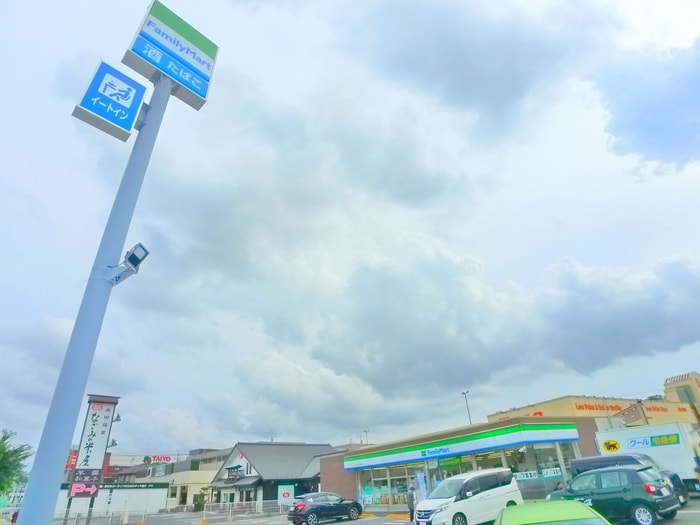 ファミリーマート(コンビニ)まで900m セピア緑が丘Ａ