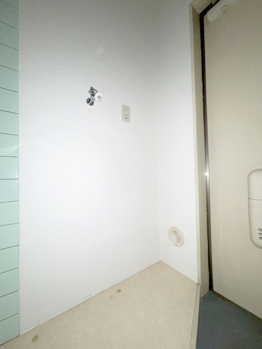 洗濯機置場 ｻﾌﾞｳｴｲ北綾瀬-B