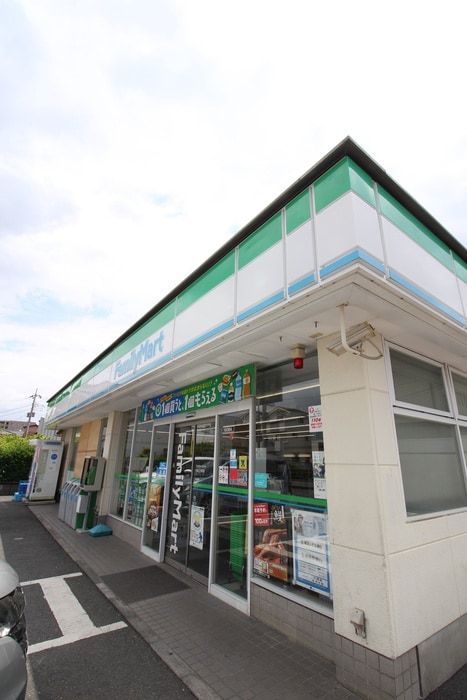 ファミリーマート(コンビニ)まで60m 暫草（ｼﾊﾞﾗｸｿｳ）