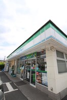 ファミリーマート(コンビニ)まで60m 暫草（ｼﾊﾞﾗｸｿｳ）