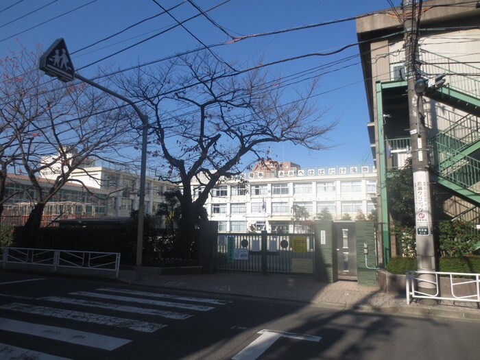 小学校(小学校)まで379m 早川住建田端マンション