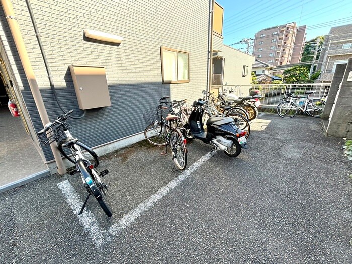 駐輪場 アドニス・イ－スト