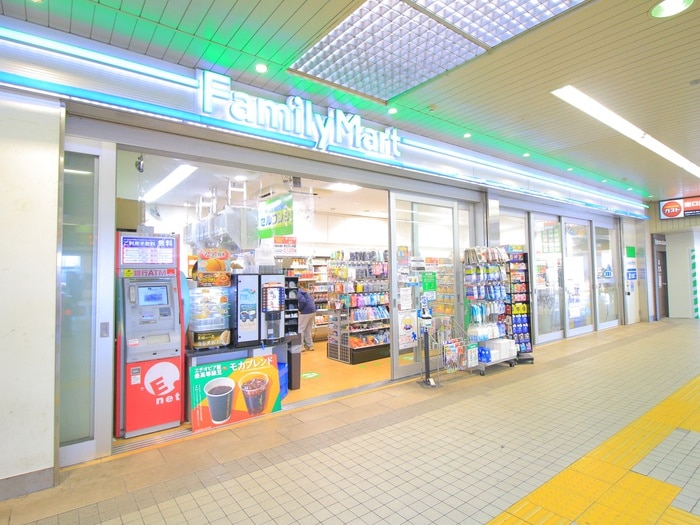 ファミリーマート上板橋駅前店(コンビニ)まで198m トキワメゾン