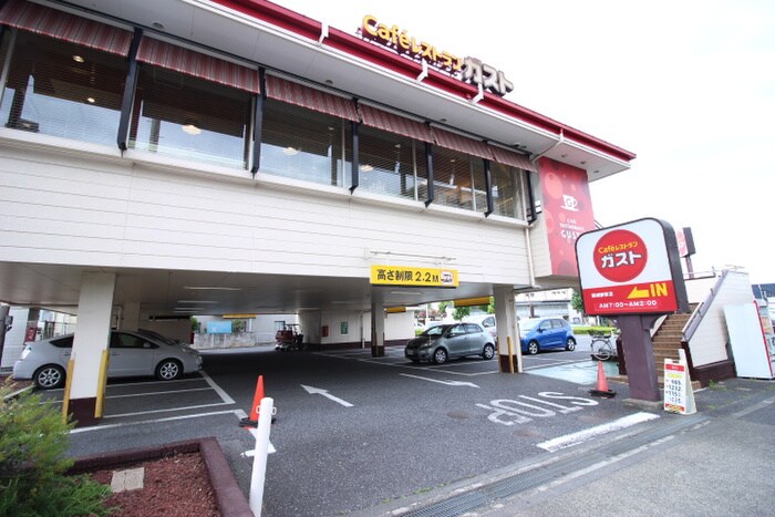 ガスト稲城駅前店(その他飲食（ファミレスなど）)まで203m レジデンス多摩E