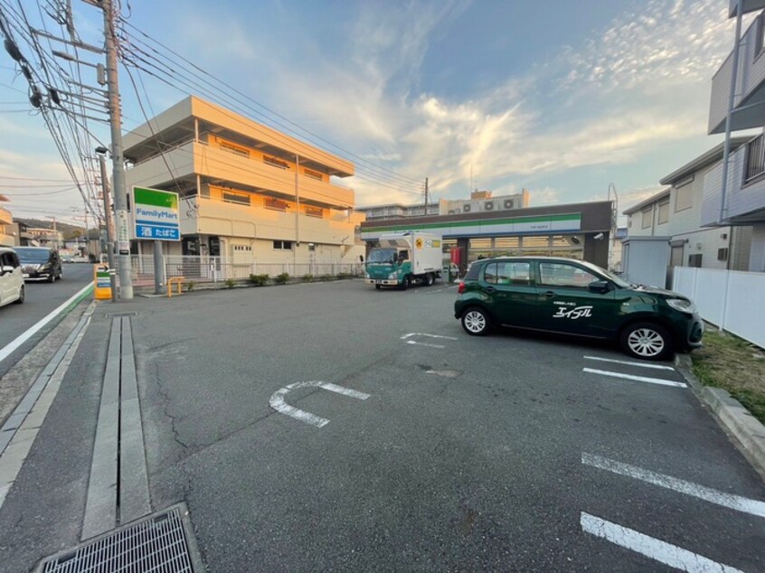 ファミリーマート(コンビニ)まで500m サウスブァレイハイツ