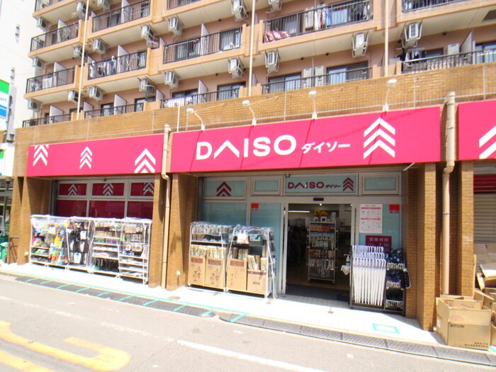 DAISO(100均)まで260m マルシェ　ビル