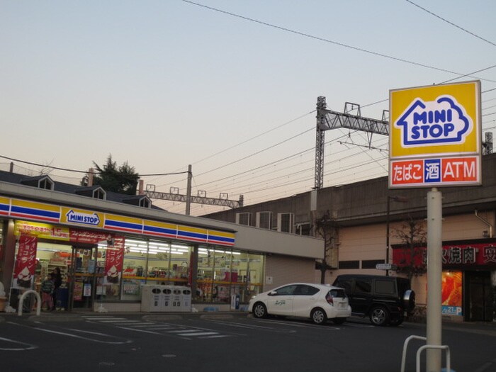ミニストップ和泉多摩川駅前店(コンビニ)まで549m コーポふじ