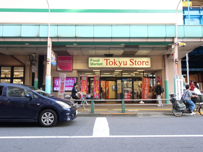 東急ストア(スーパー)まで111m 綾瀬イーストコア