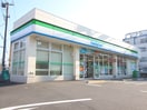 ファミリーマート(コンビニ)まで128m 綾瀬イーストコア