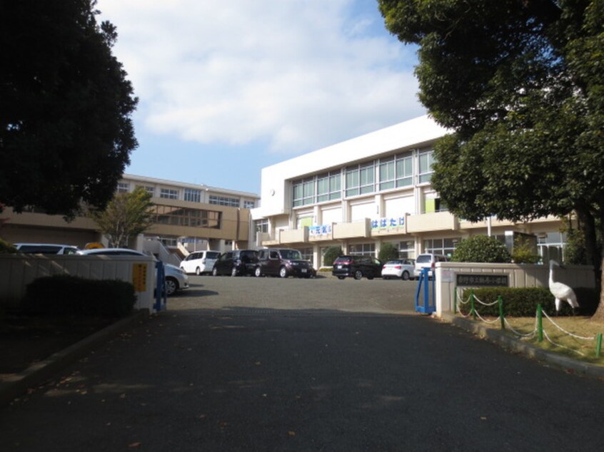 秦野市立鶴巻小学校(小学校)まで300m コーポシャリテ