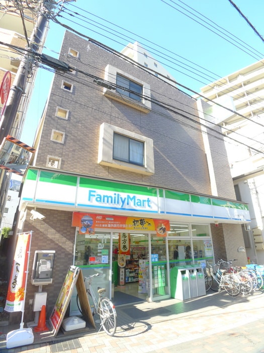 ファミリーマート(コンビニ)まで30m サンハウス