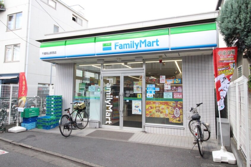 ファミリーマート千歳烏山駅西店(コンビニ)まで108m リライア烏山（１０２）