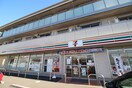 セブンイレブン　さくら通り店(コンビニ)まで400m ﾒｲﾝｼﾃｨｶﾞｰﾃﾞﾝ ﾚｼﾞﾃﾞﾝｽ吉川