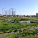 吉川中央緑地(公園)まで750m ﾒｲﾝｼﾃｨｶﾞｰﾃﾞﾝ ﾚｼﾞﾃﾞﾝｽ吉川