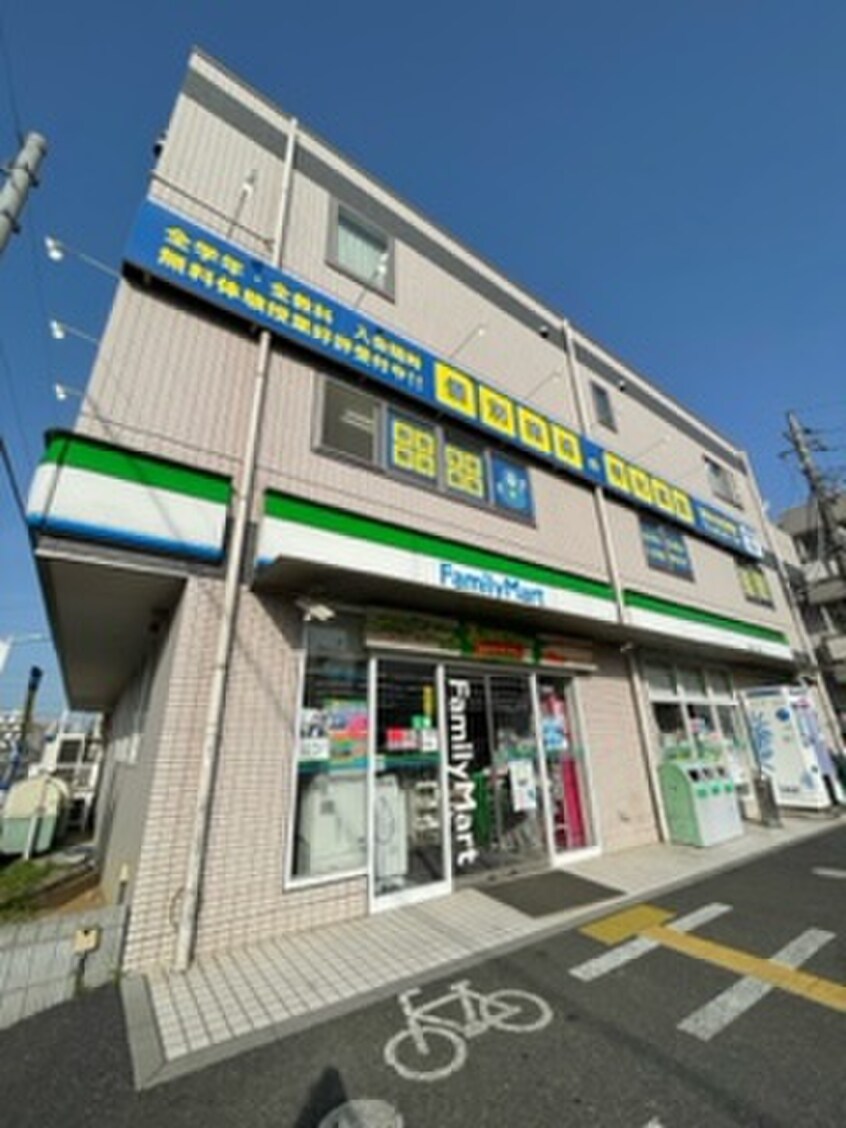 ファミリーマート太田窪二丁目店(コンビニ)まで200m La Puerta