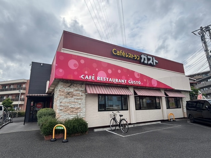 ガスト新川崎明津店(その他飲食（ファミレスなど）)まで170m 石井ハイツ