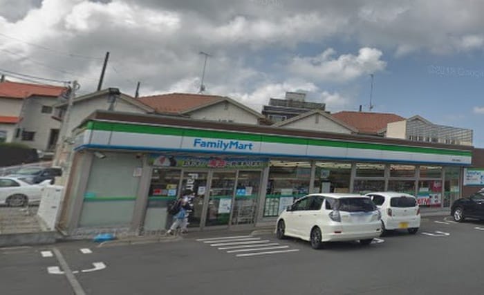 ファミリーマート 綾瀬小園西店(コンビニ)まで550m ラ・クオーレ