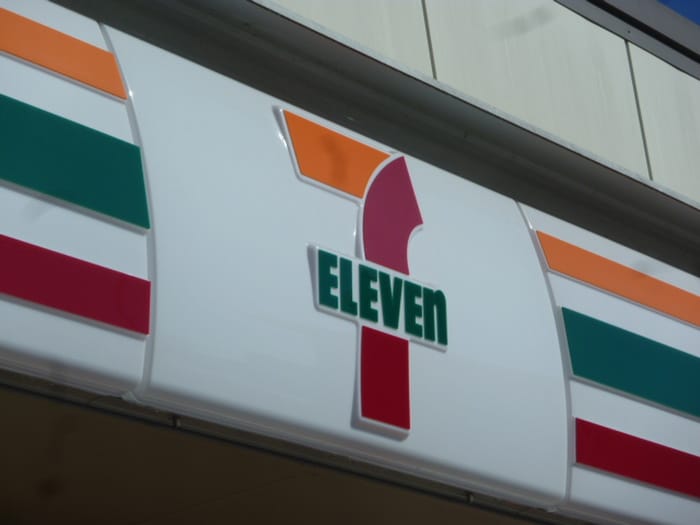 セブンイレブン(コンビニ)まで350m ピオーネ