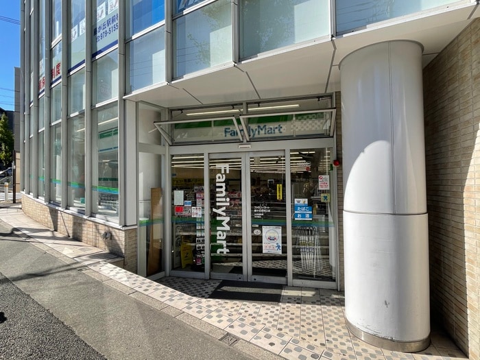 ファミリーマート藤が丘駅南口店(コンビニ)まで165m アプリ－レ藤が丘