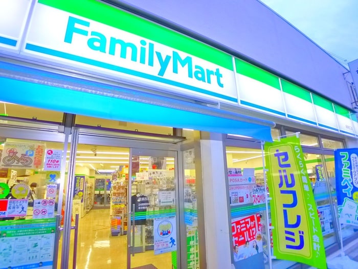 ファミリーマート(コンビニ)まで200m ラピス綾瀬