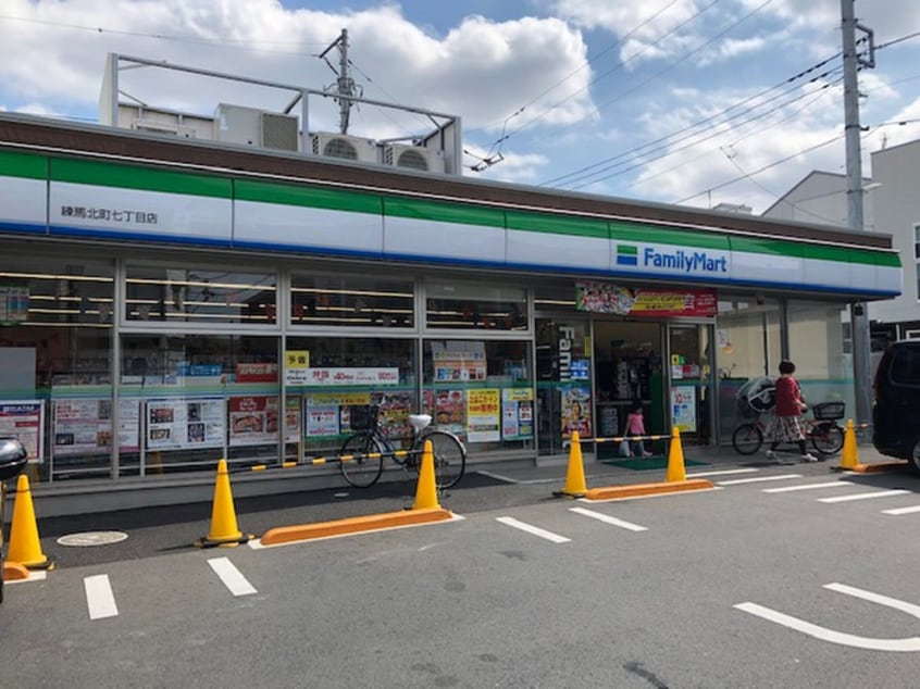 ファミリーマート 練馬北町七丁目店(コンビニ)まで400m サニ－ハイツ
