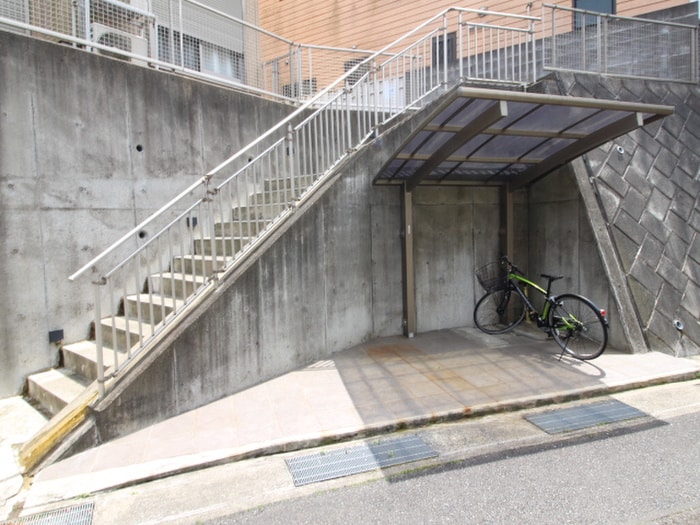 駐輪場 プラナスアヅマ